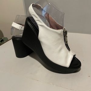 Summer Women’s White And Black Sandals Flats Heels Lightweight Size 6 (37)